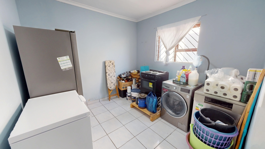 6 Bedroom Property for Sale in Malibu Village Western Cape